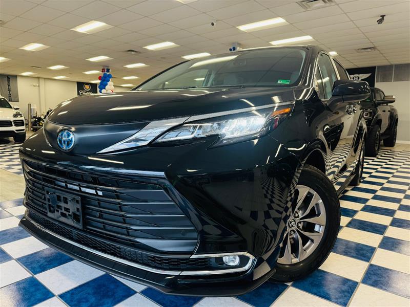 2023 TOYOTA SIENNA XLE