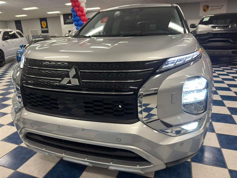 2024 Mitsubishi Outlander SE's photo