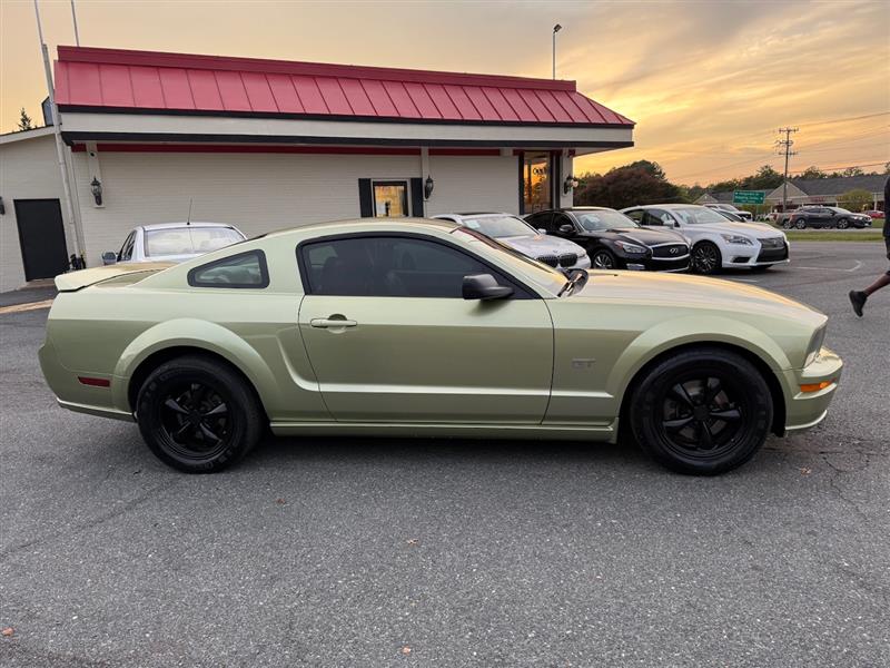 2005 Ford Mustang GT Premium photo 2