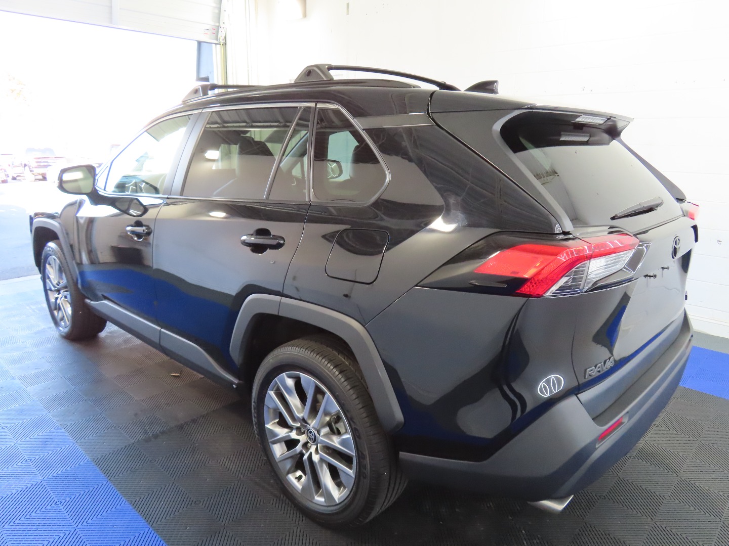 2022 Toyota RAV4 XLE Premium photo 10