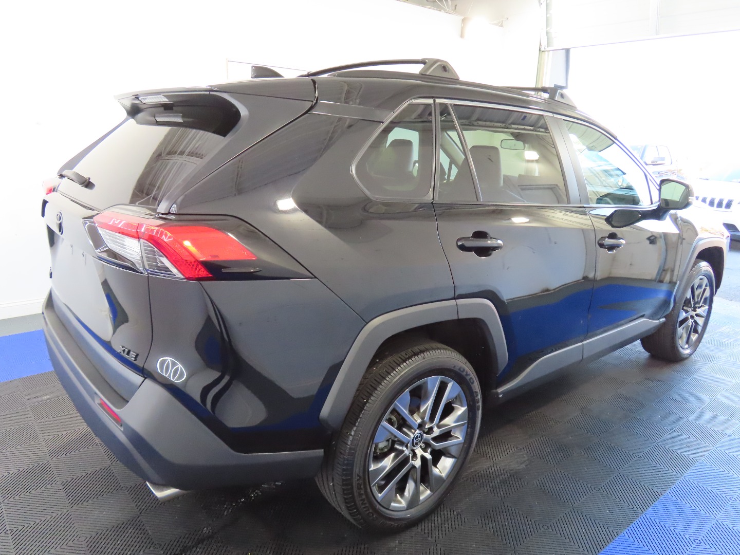 2022 Toyota RAV4 XLE Premium photo 15