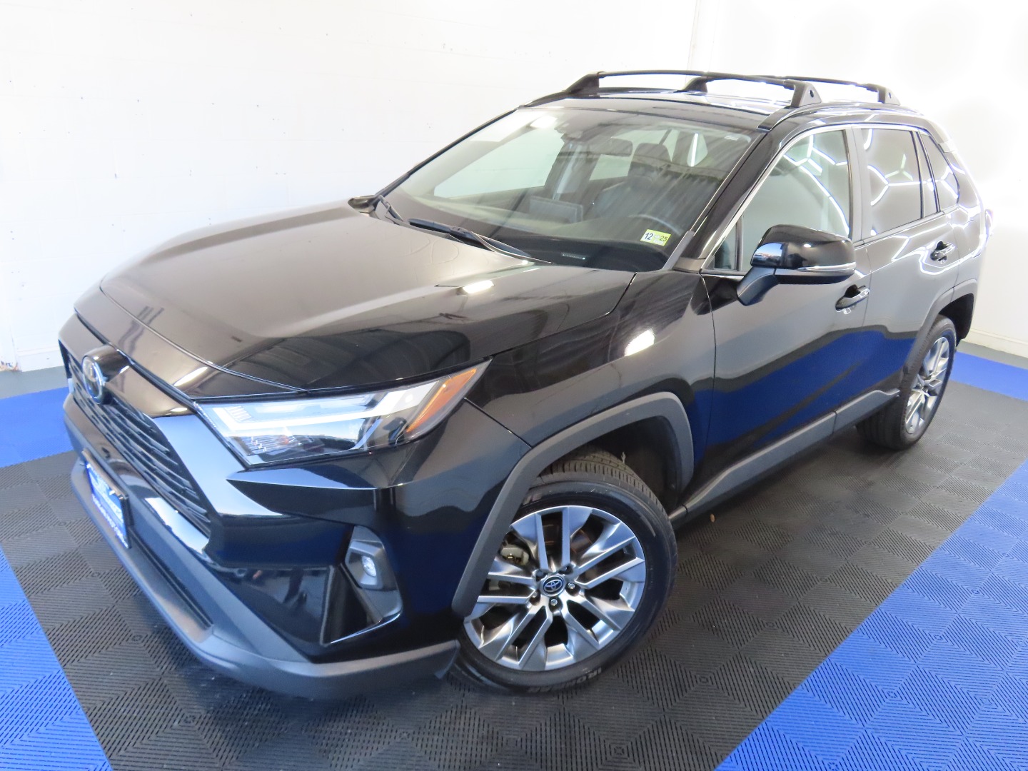 2022 Toyota RAV4 XLE Premium photo 4