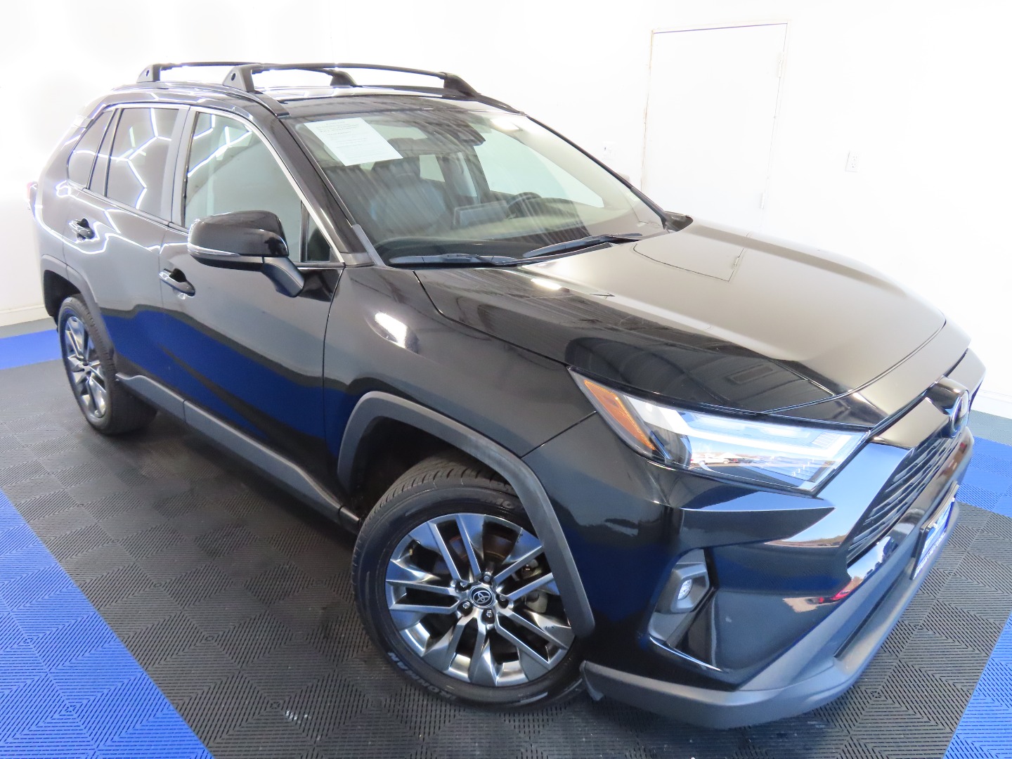 2022 Toyota RAV4 XLE Premium photo 5