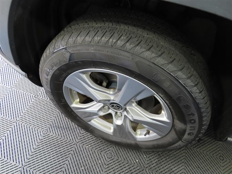 2022 Toyota RAV4 Hybrid XLE photo 3