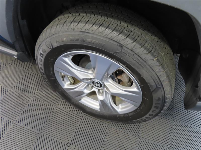 2022 Toyota RAV4 Hybrid XLE photo 4