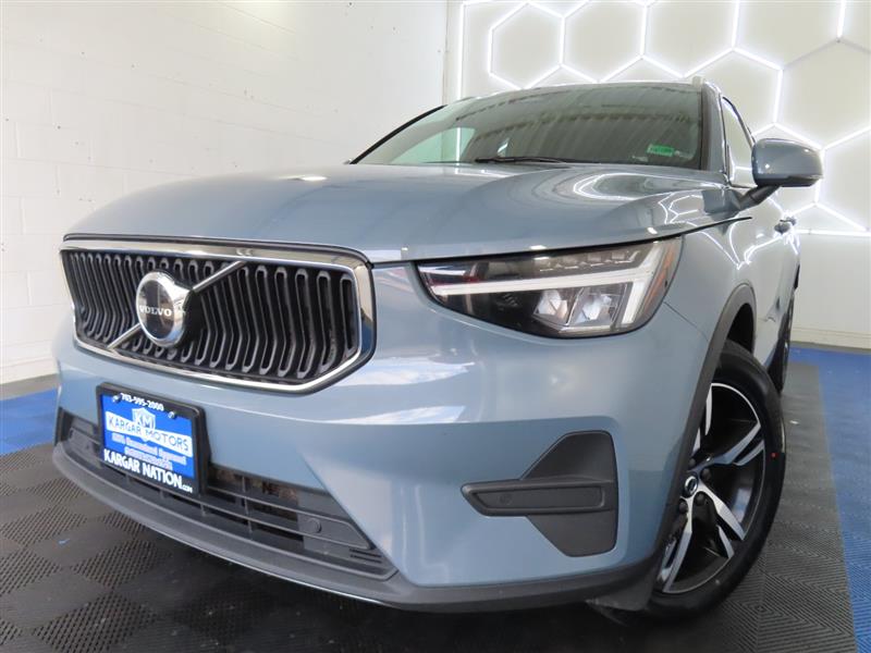 2023 VOLVO XC40 Core