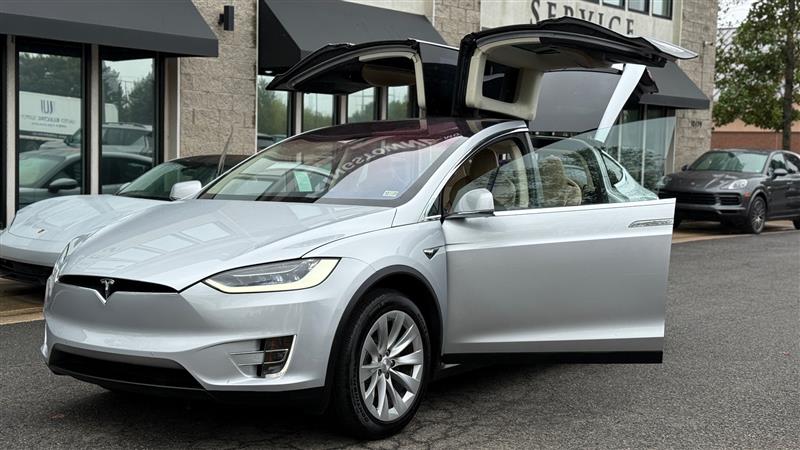 2017 Tesla Model X 90D photo 19