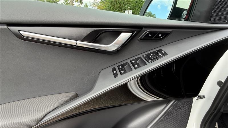 2024 Kia Niro Plug-In Hybrid SX Touring photo 11