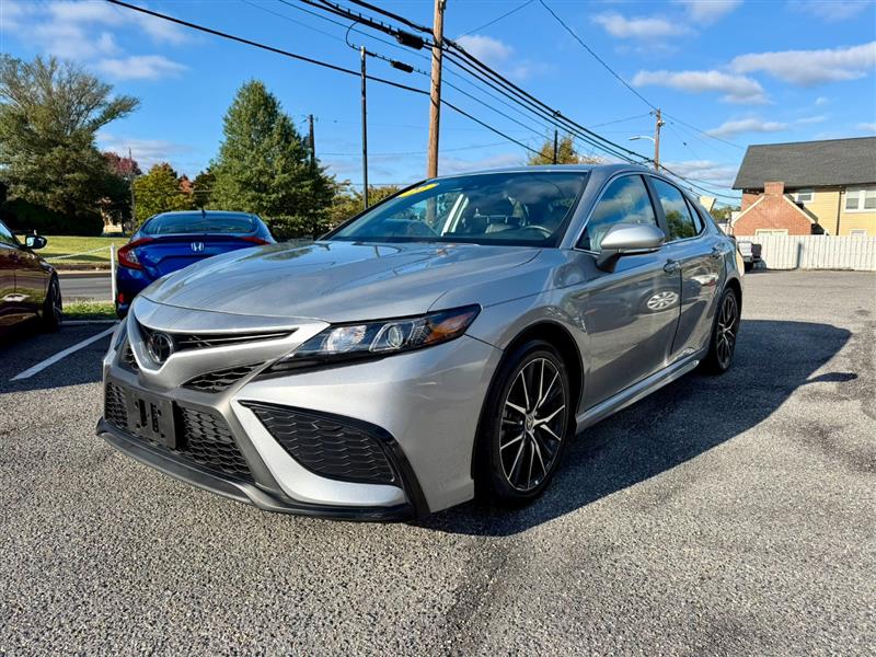 2022 Toyota Camry SE's photo