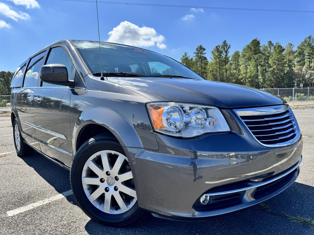 2015 Chrysler Town & Country Touring's photo