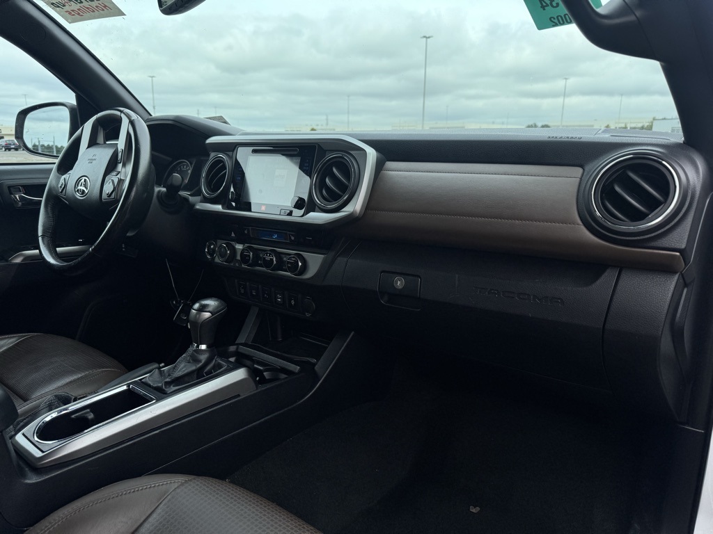 2016 Toyota Tacoma Limited photo 16