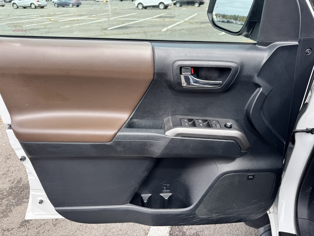 2016 Toyota Tacoma Limited photo 19
