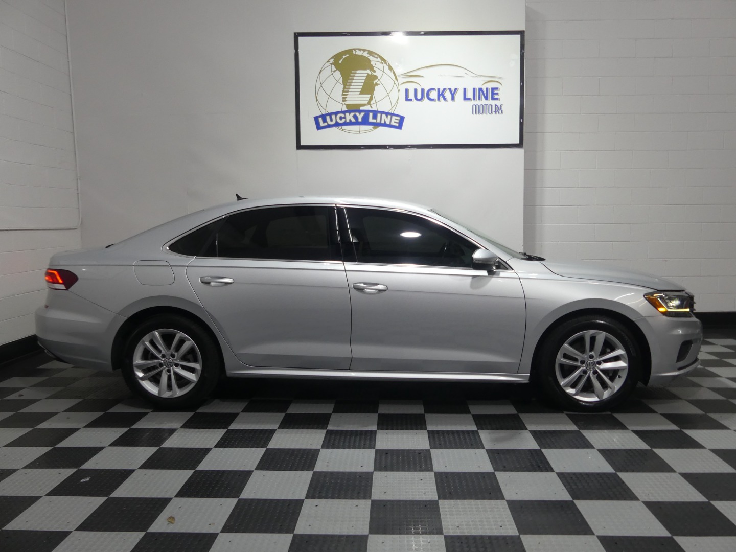 2020 Volkswagen Passat SE photo 2