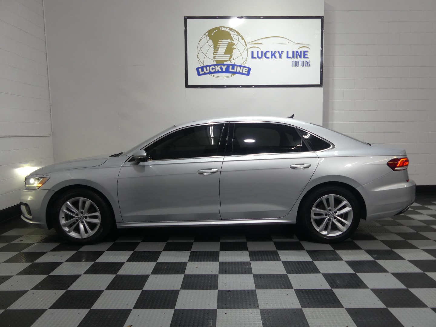 2020 Volkswagen Passat SE photo 3