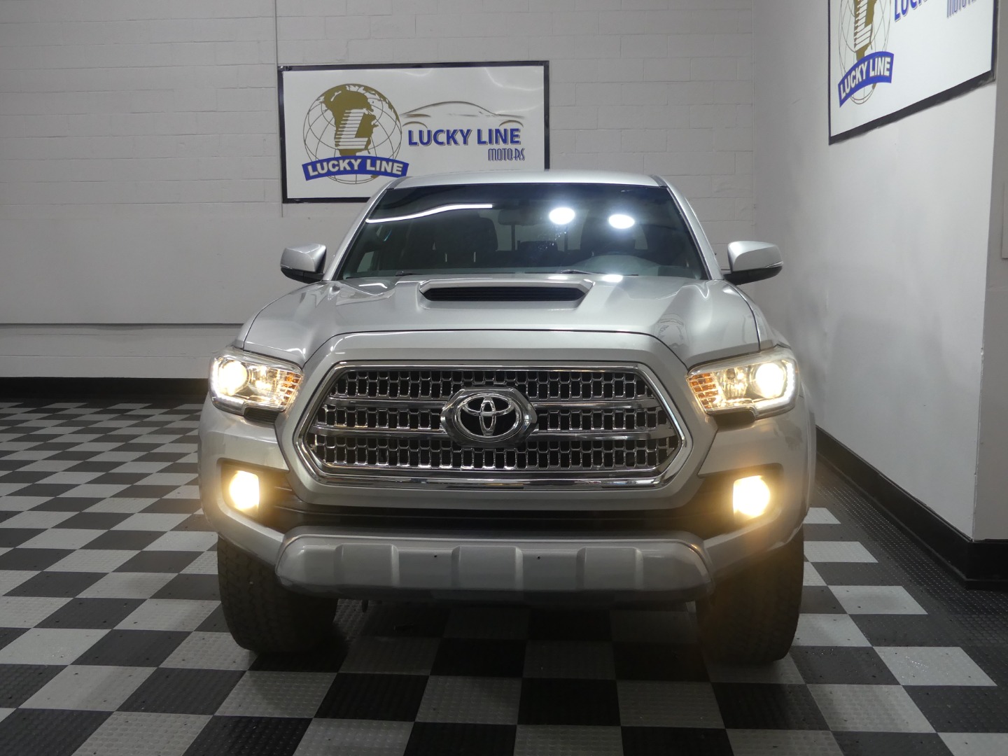 2017 Toyota Tacoma TRD Sport photo 3