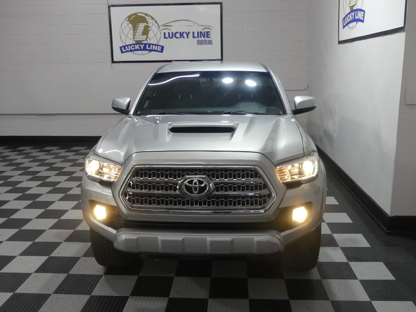 2017 Toyota Tacoma TRD Sport photo 4