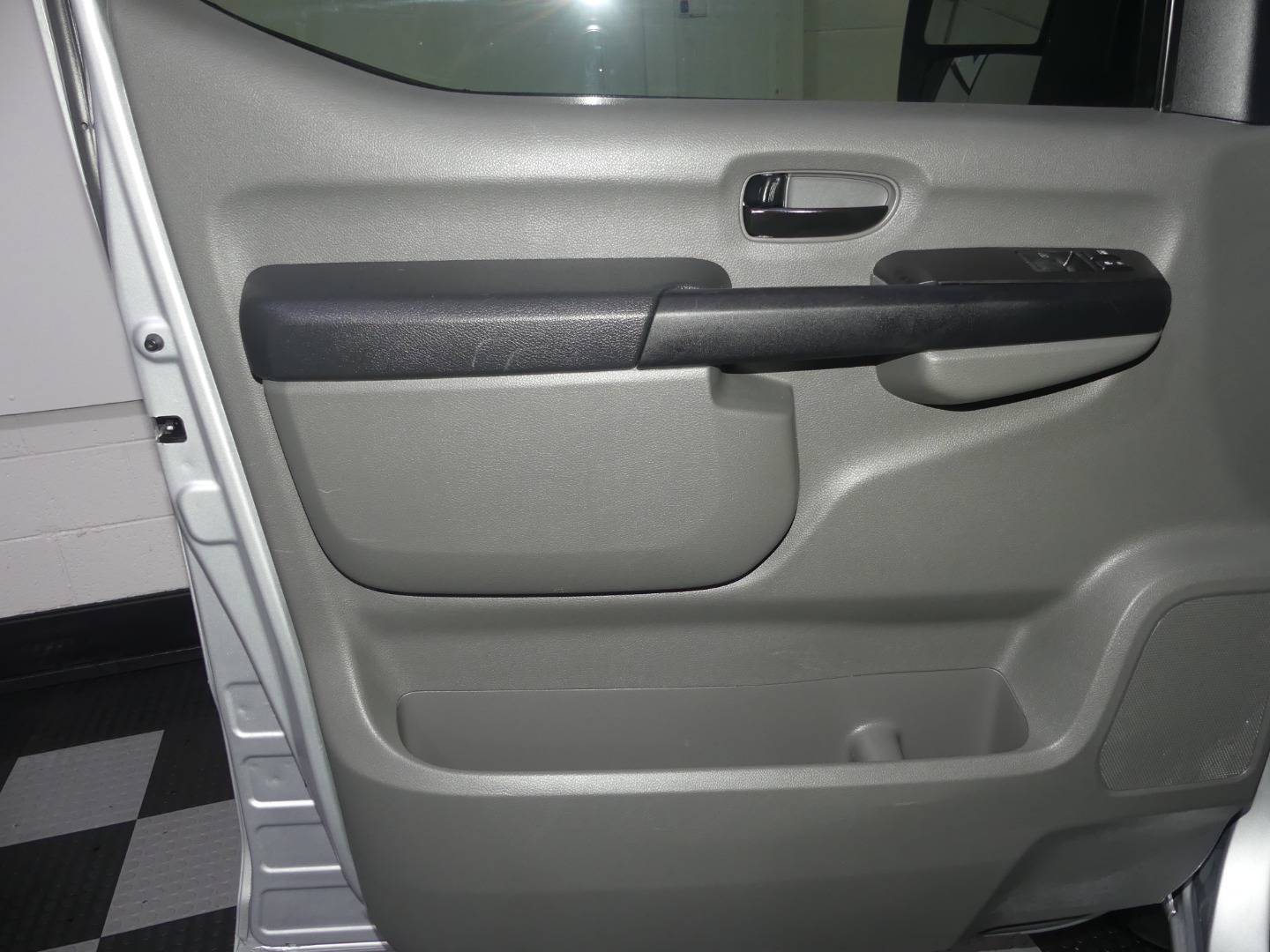 2017 Nissan NV3500 SL Passenger photo 14