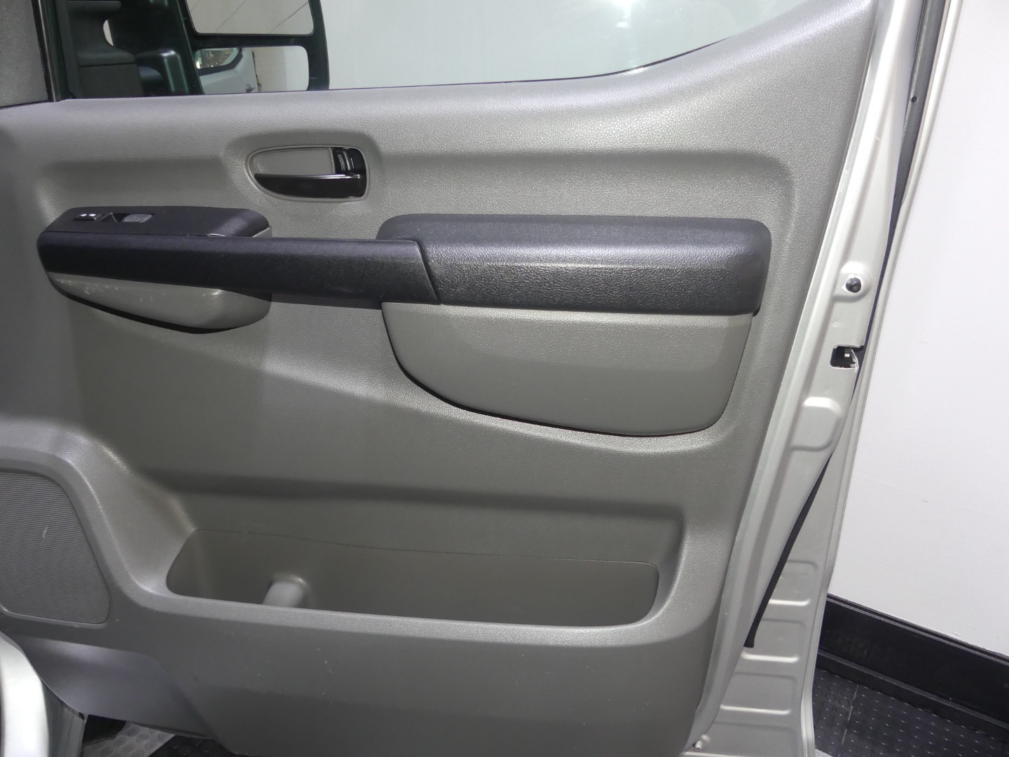 2017 Nissan NV3500 SL Passenger photo 15