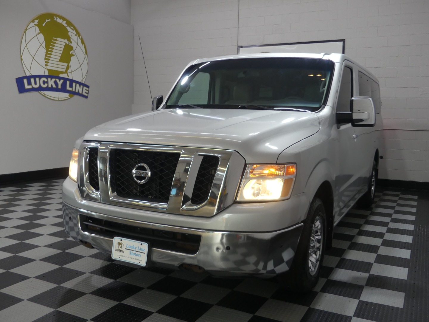 2017 Nissan NV3500 SL Passenger photo 4