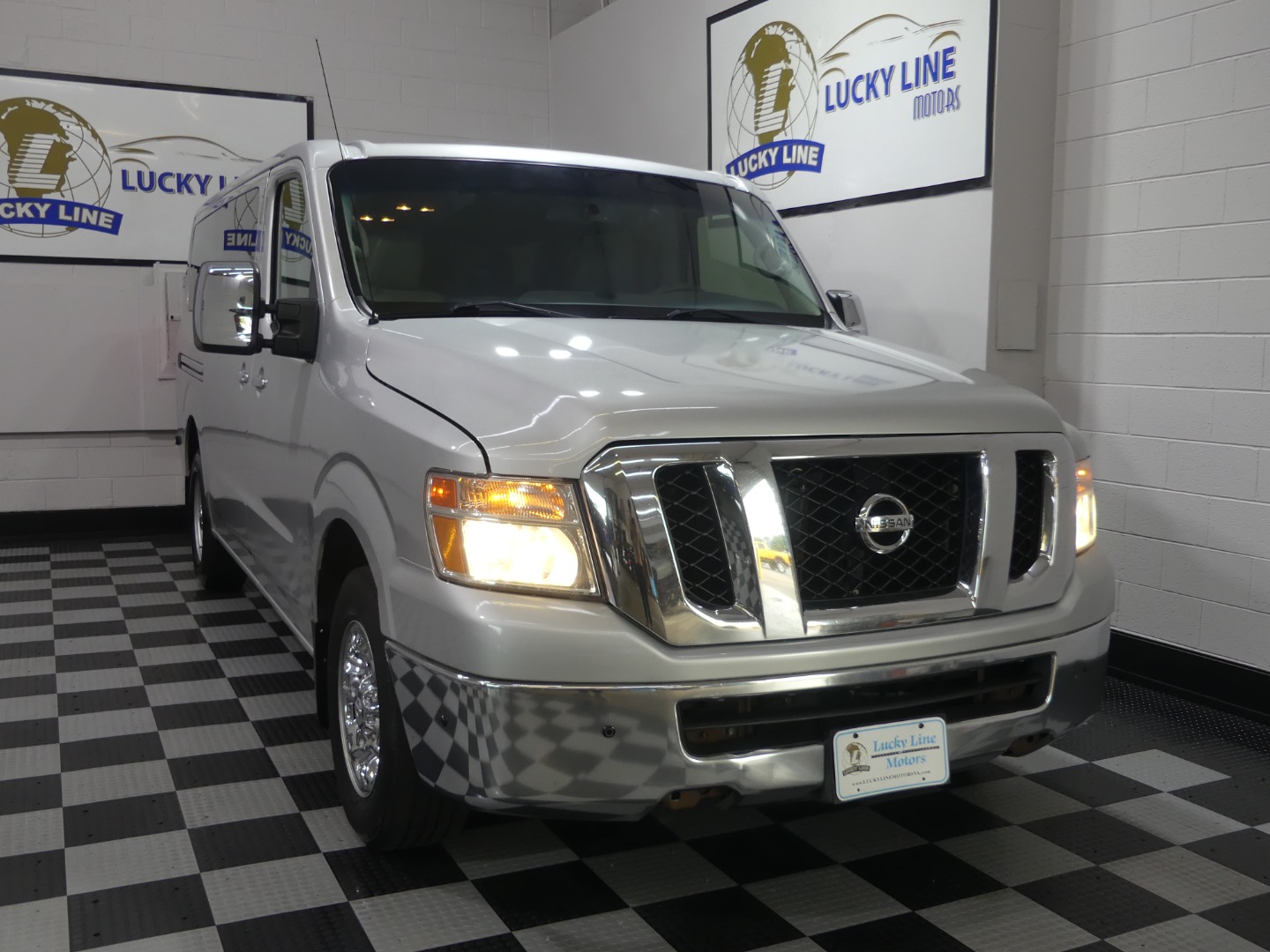 2017 Nissan NV3500 SL Passenger photo 5