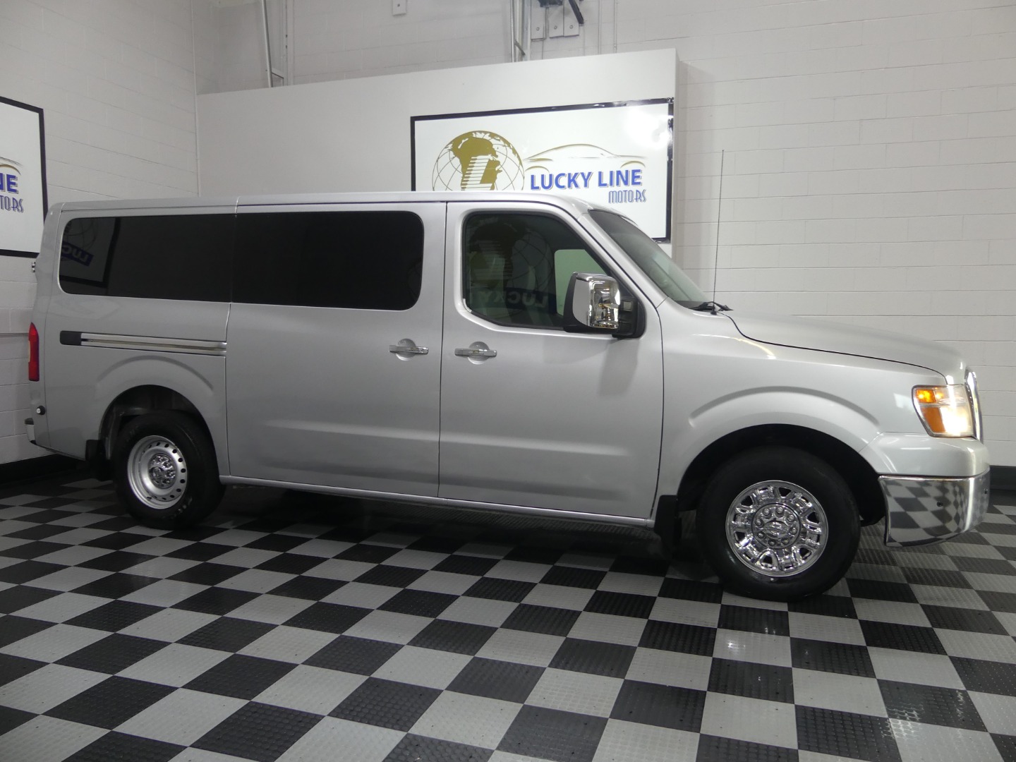 2017 Nissan NV3500 SL Passenger photo 6