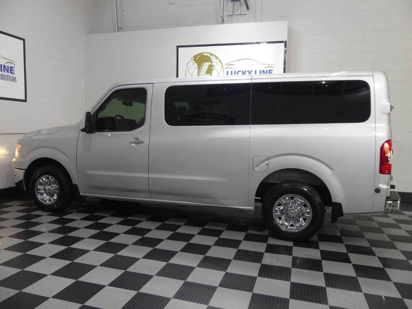 2017 Nissan NV3500 SL Passenger photo 7