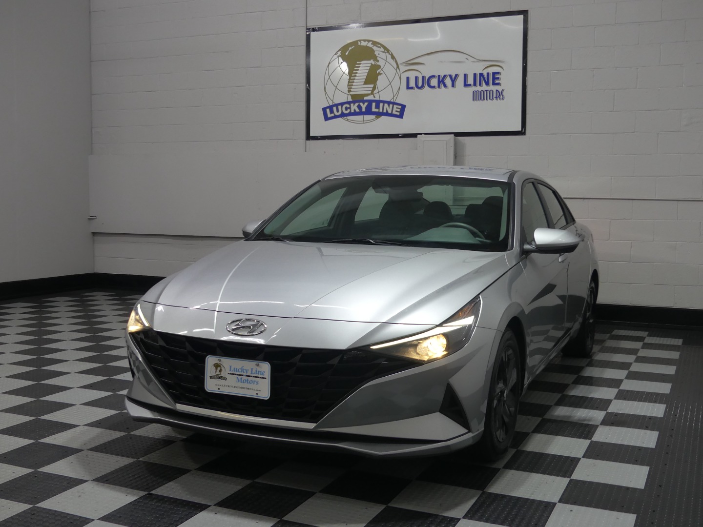 2022 Hyundai Elantra SEL photo 2