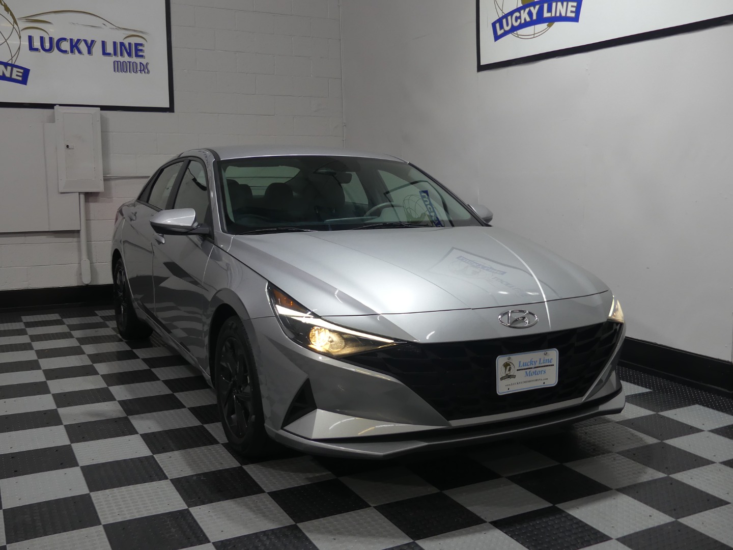 2022 Hyundai Elantra SEL photo 3