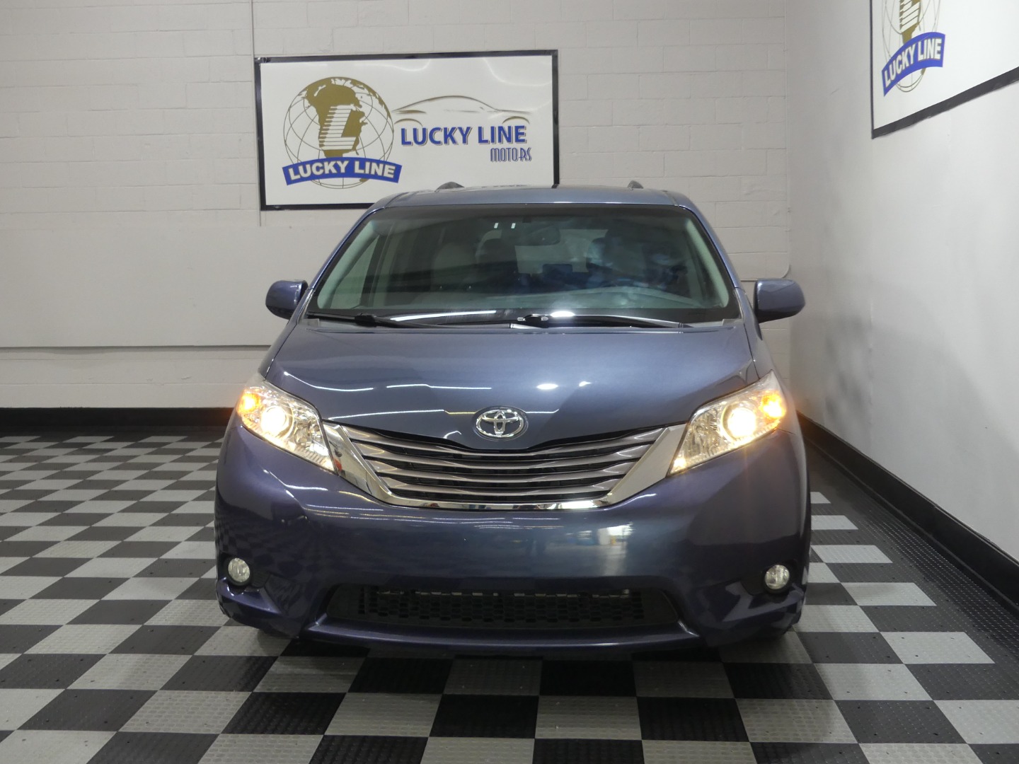 2015 Toyota Sienna XLE photo 3