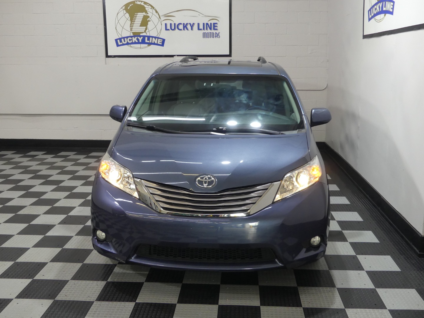 2015 Toyota Sienna XLE photo 4