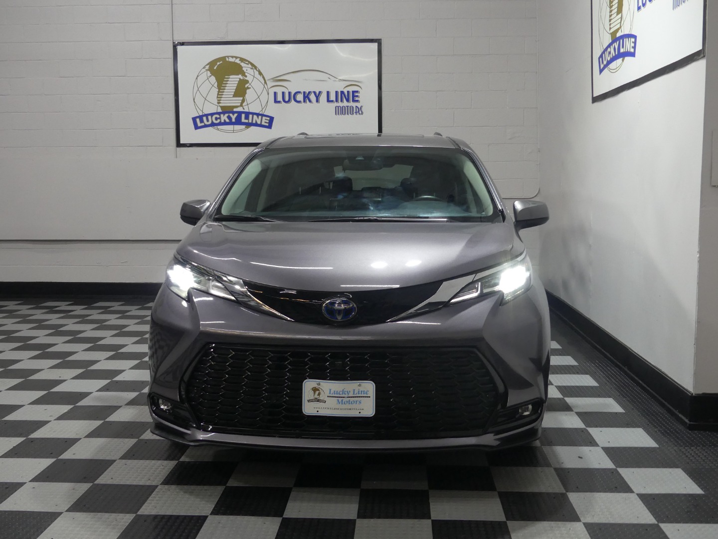 2024 Toyota Sienna XLE photo 3