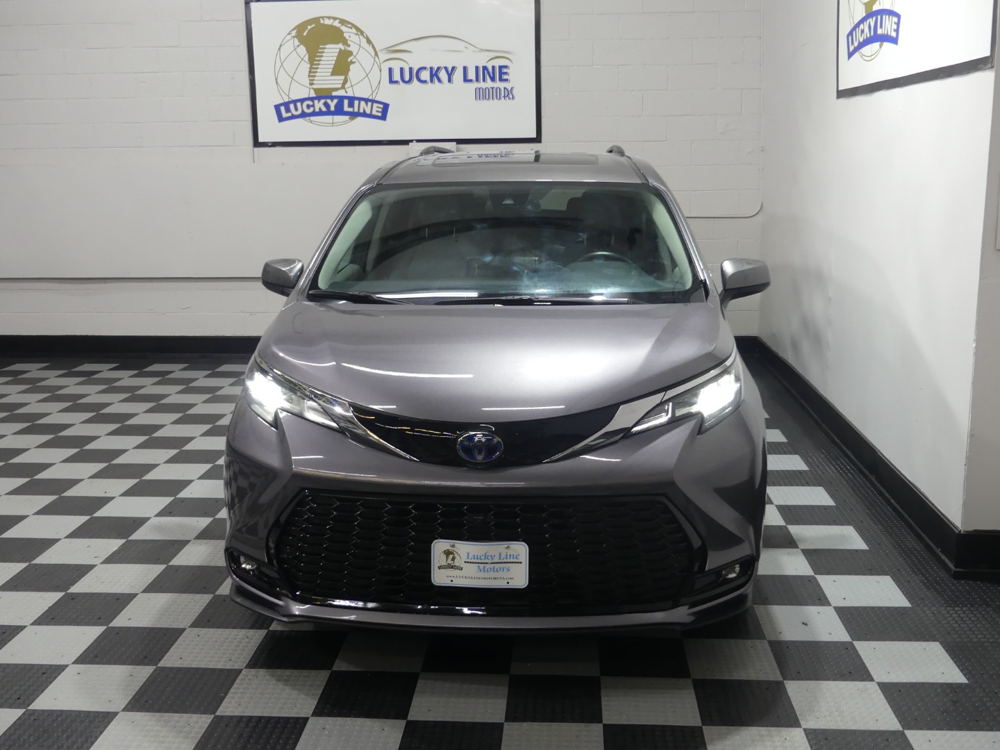 2024 Toyota Sienna XLE photo 4