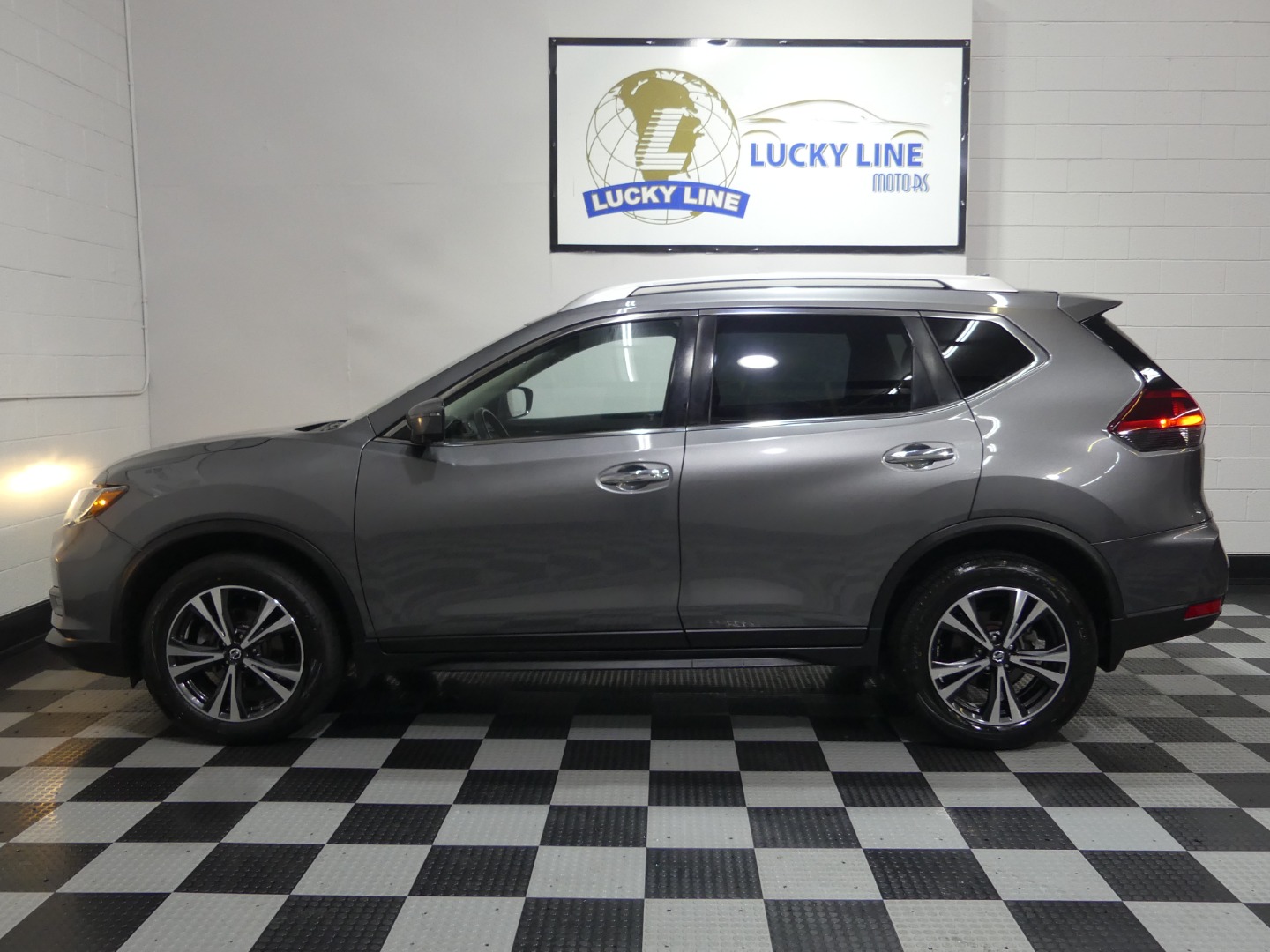 2019 Nissan Rogue SV photo 8