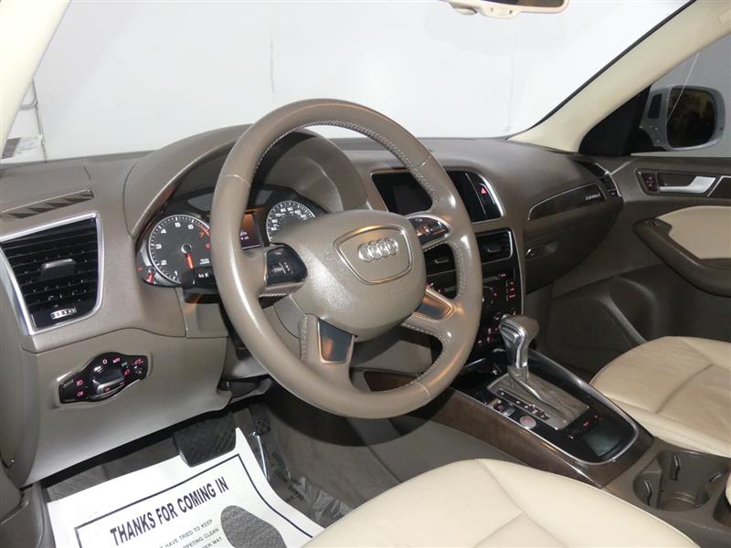 Light Gray Interior Dashboard for the 2011 Audi Q5 3.2 quattro #38027006 |  GTCarLot.com