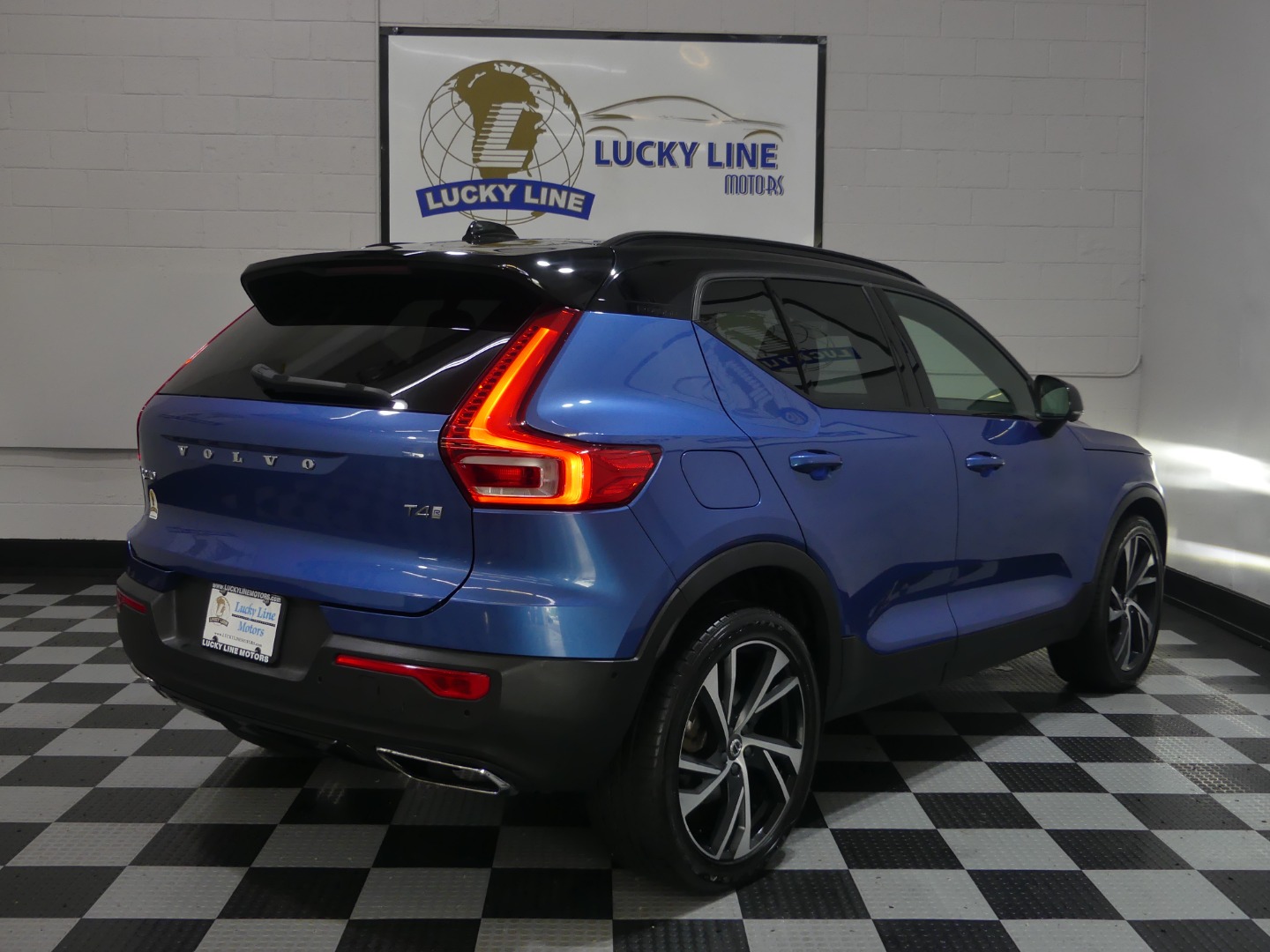 2020 Volvo XC40 R-Design photo 11