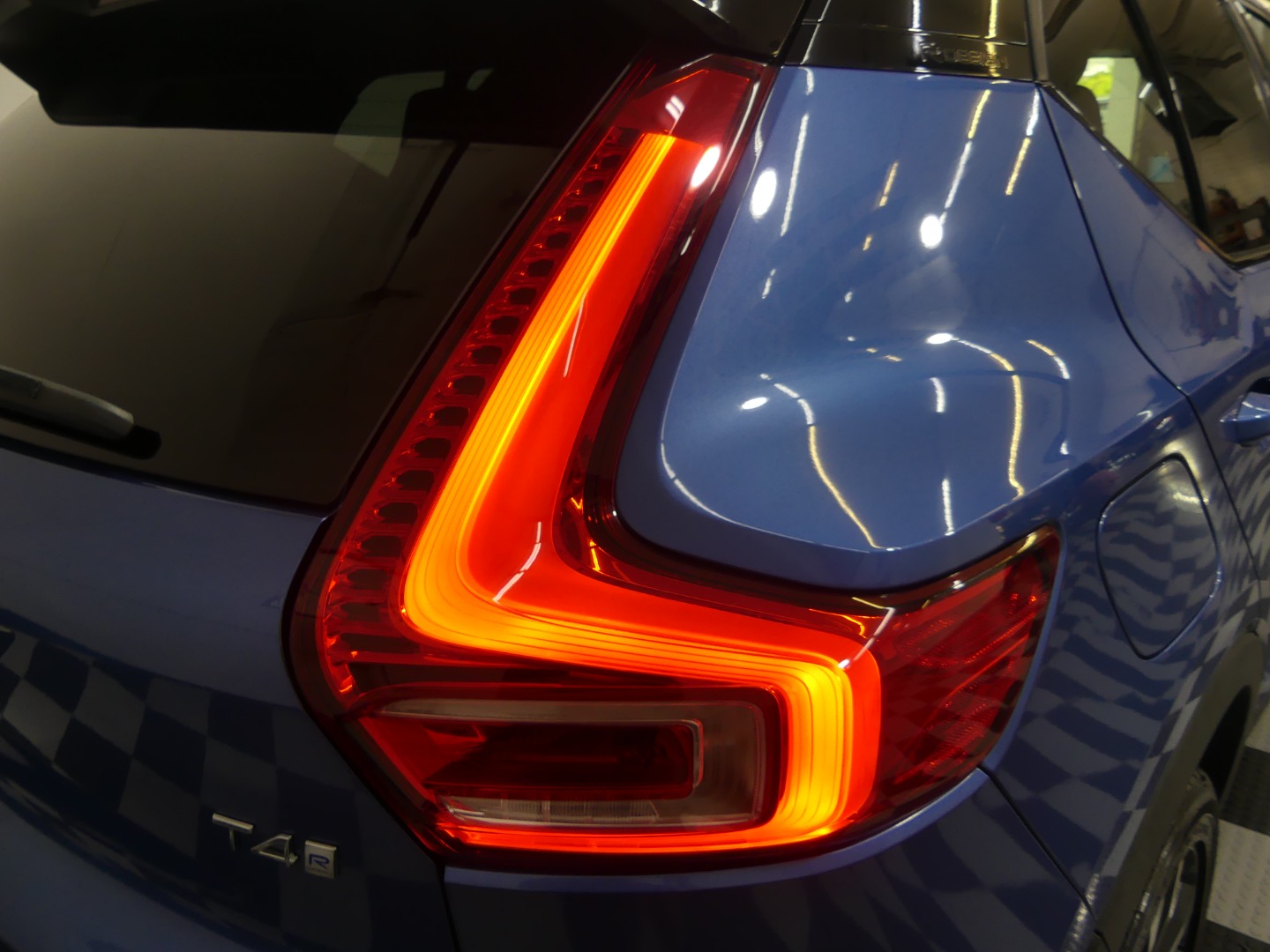 2020 Volvo XC40 R-Design photo 16