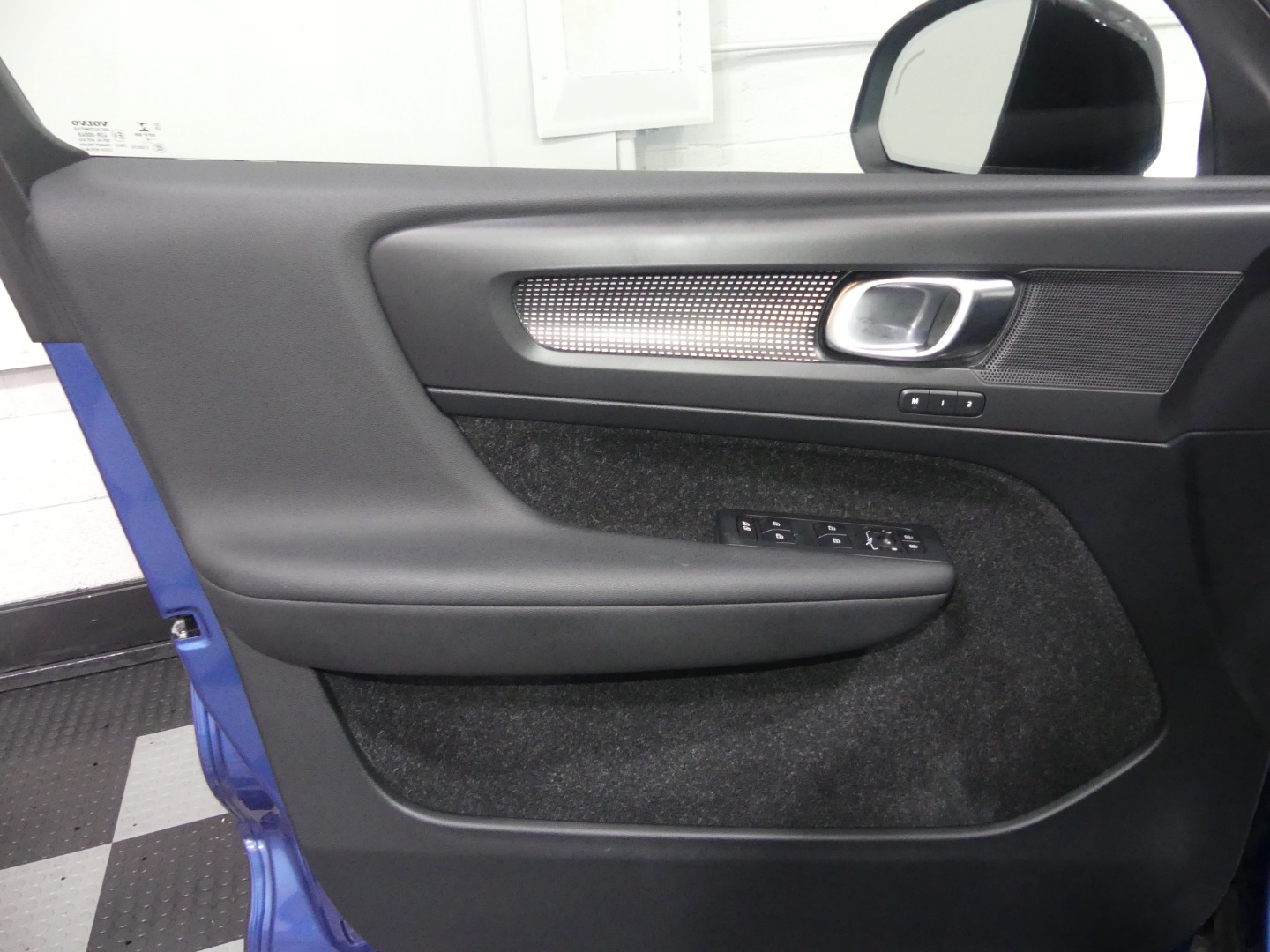 2020 Volvo XC40 R-Design photo 18