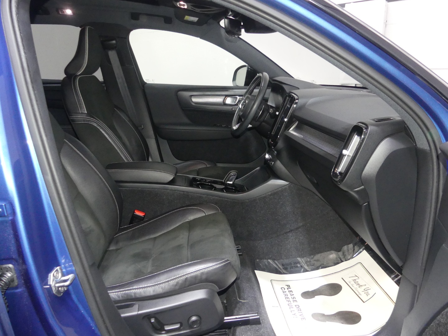 2020 Volvo XC40 R-Design photo 23
