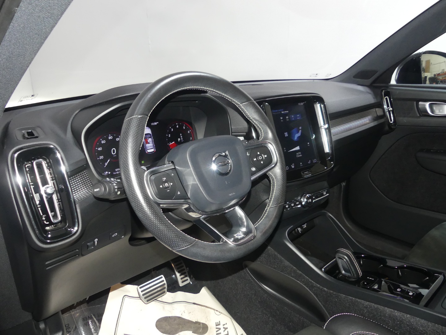 2020 Volvo XC40 R-Design photo 24