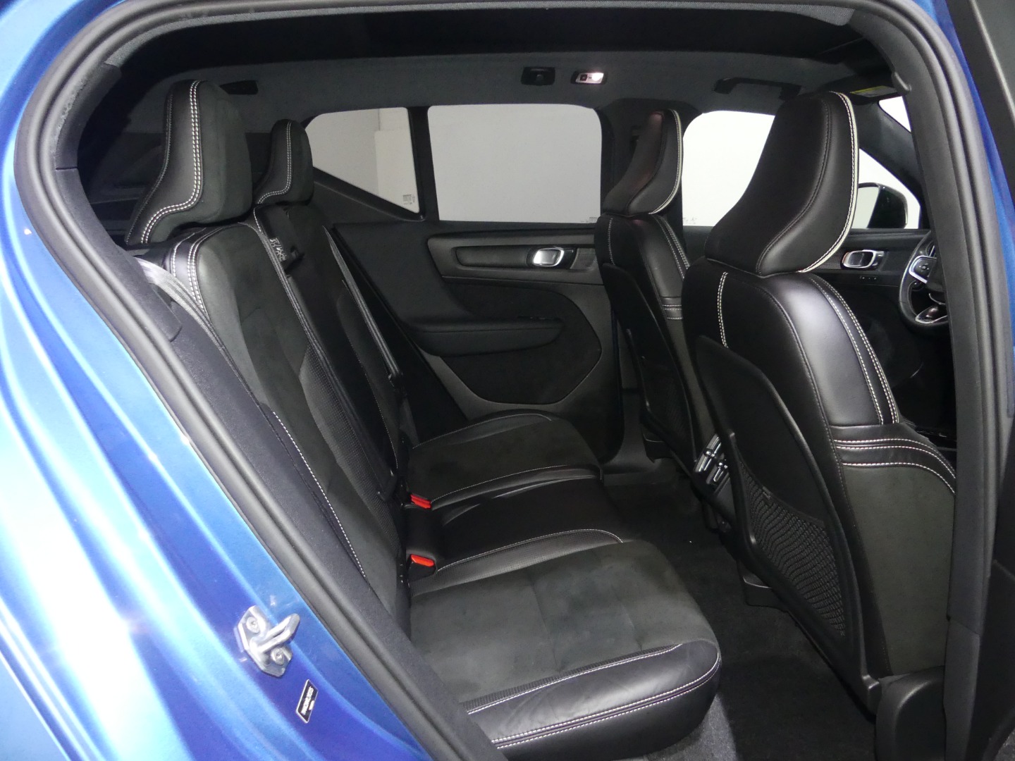 2020 Volvo XC40 R-Design photo 28