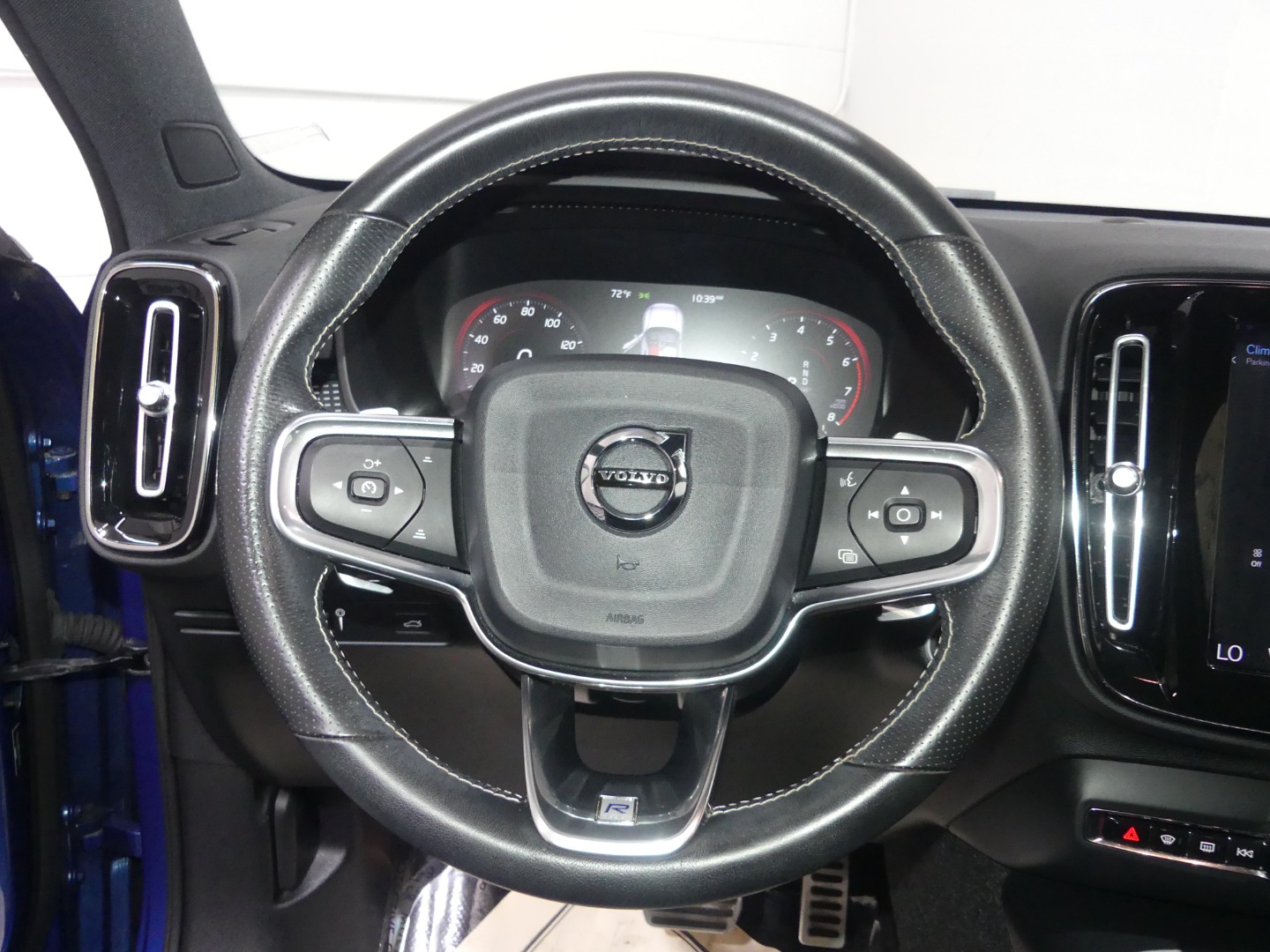 2020 Volvo XC40 R-Design photo 30