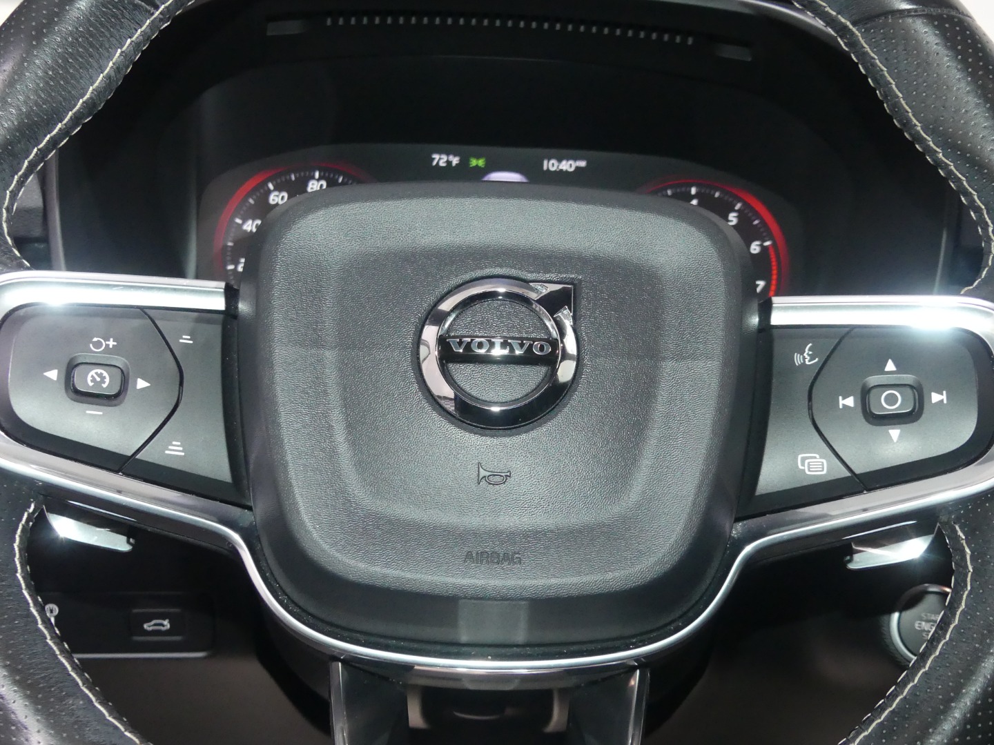 2020 Volvo XC40 R-Design photo 31