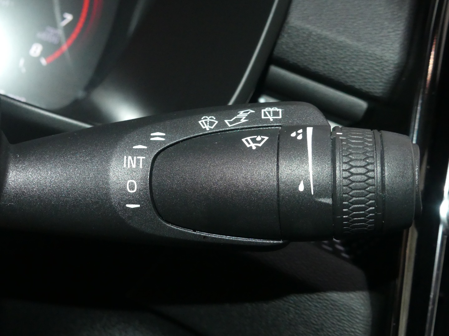 2020 Volvo XC40 R-Design photo 35