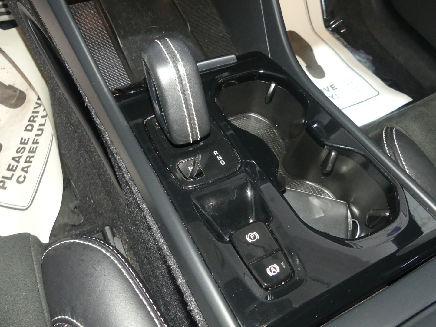 2020 Volvo XC40 R-Design photo 38