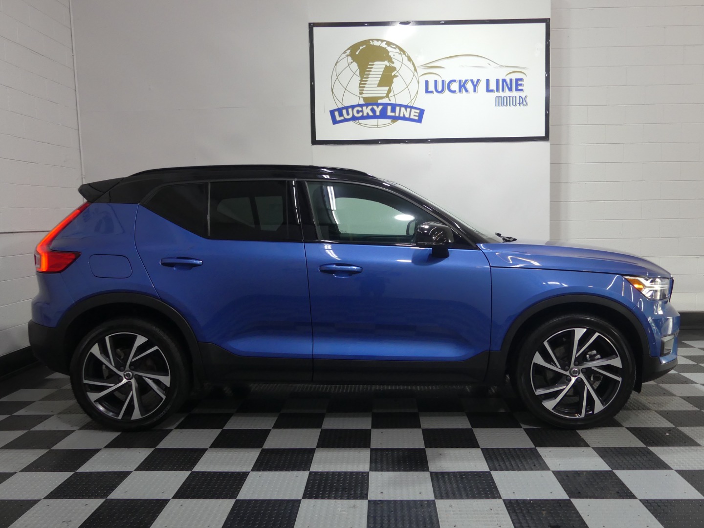 2020 Volvo XC40 R-Design photo 7
