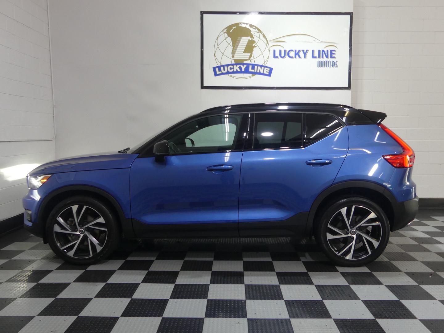 2020 Volvo XC40 R-Design photo 8