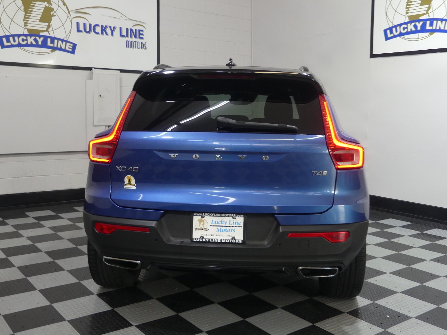 2020 Volvo XC40 R-Design photo 9