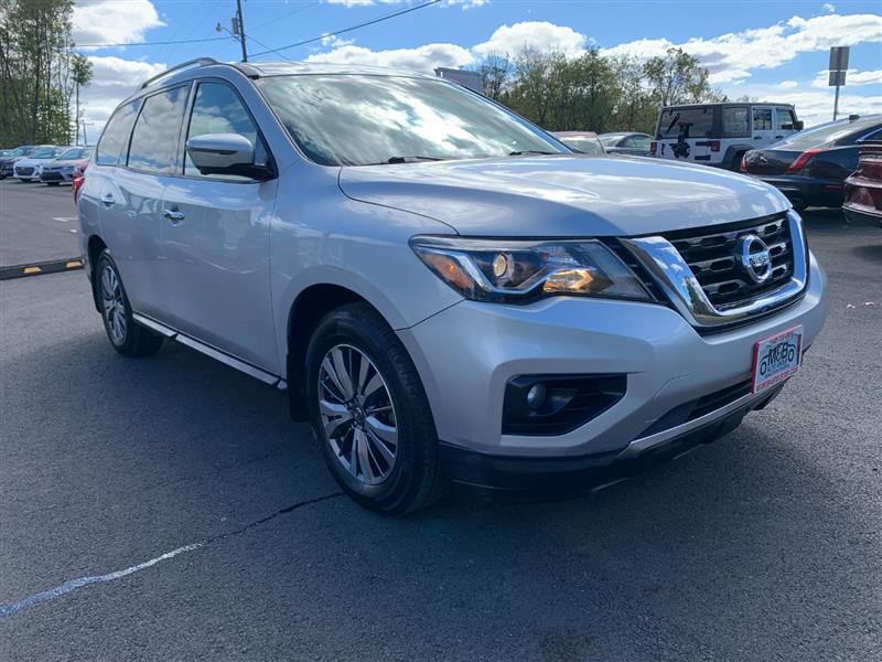 2018 Nissan Pathfinder SL photo 2