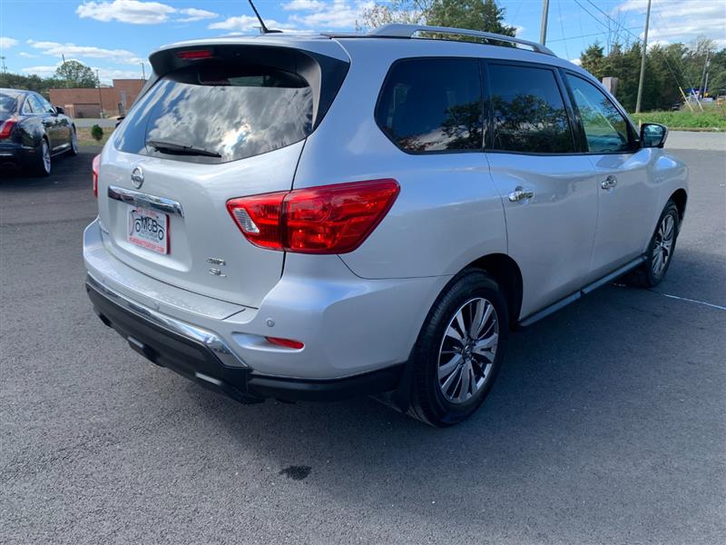 2018 Nissan Pathfinder SL photo 4