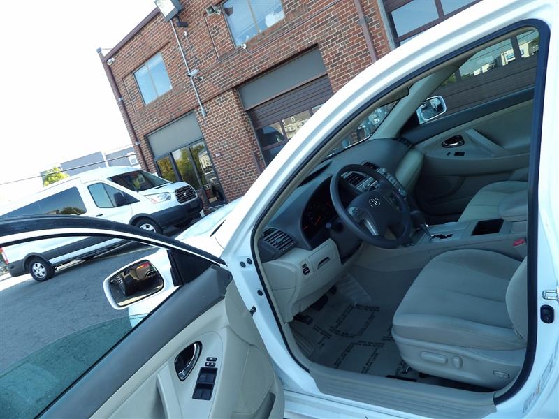 2009 Toyota Camry LE photo 10